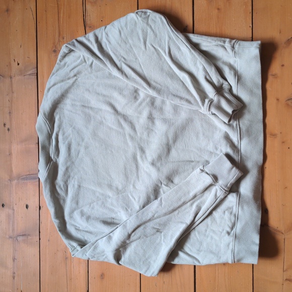 H&M Super soft and nice crewneck! - Picture 3 of 6